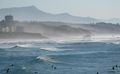 La-RHUNE-pyrenees-et-les-surfeurs-a-biarritz